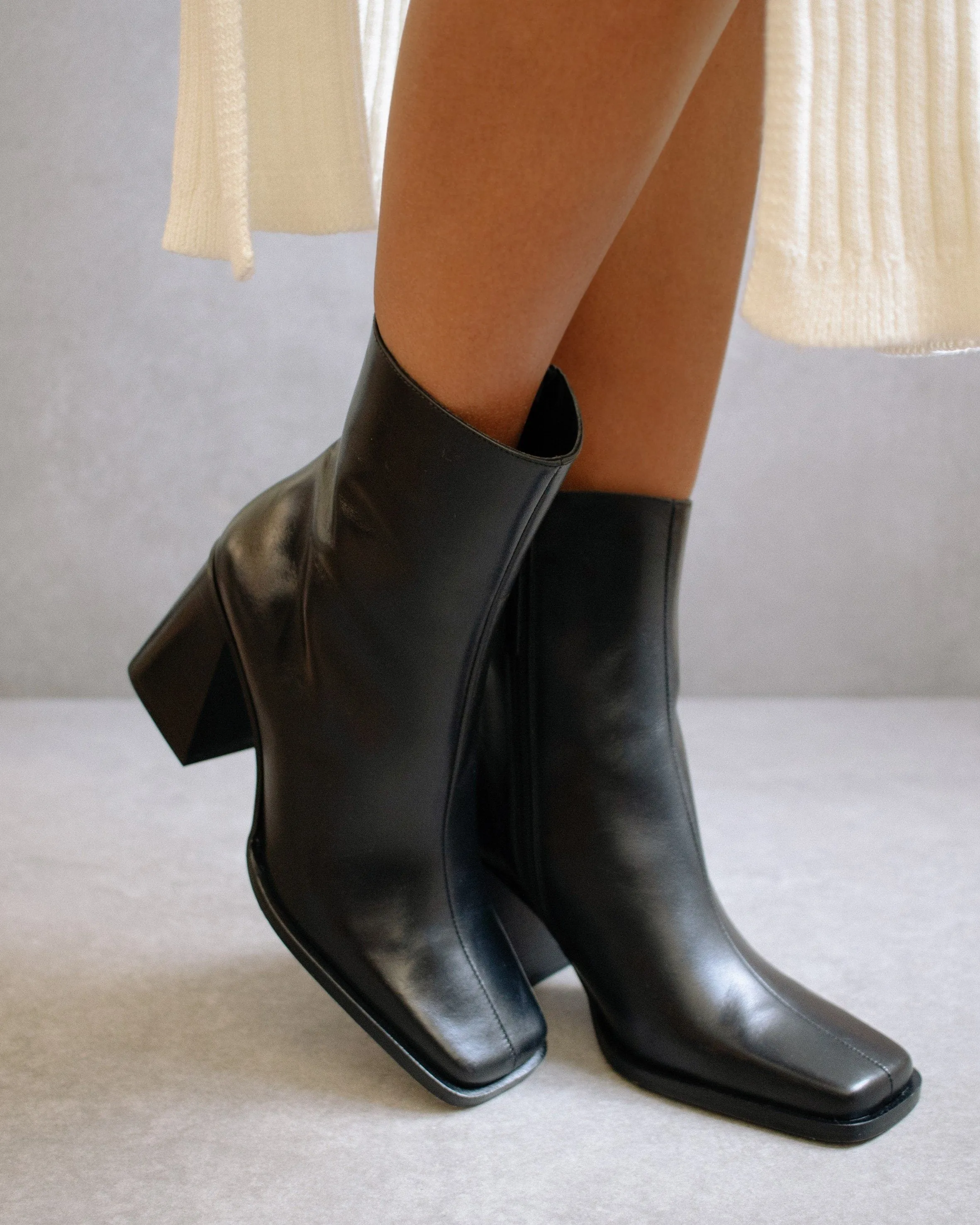 Alohas - South Black Leather Ankle Boot